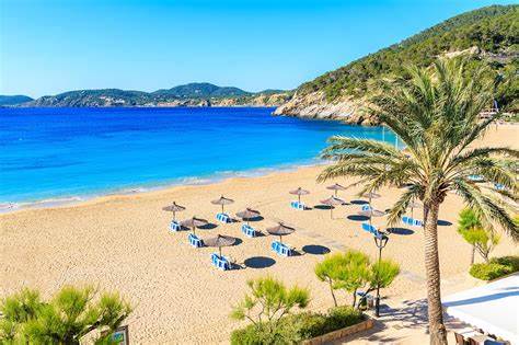 Bem-vindo ao paraíso de Ibiza, onde o sol brilha intensamente sobre águas azul-turquesa e as festas duram até o amanhecer